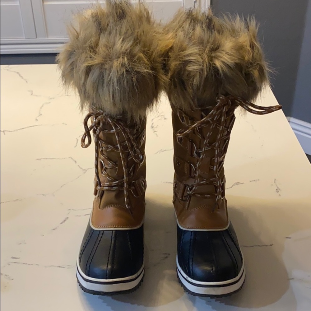 Global Win Brown and Black Winter Boots